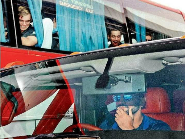 হামার নিয়ে ধাঁ করে বেরিয়ে গেলেন ধোনি, বিস্ময়ে হতবাক সকলে! হামার নিয়ে ধাঁ করে বেরিয়ে গেলেন ধোনি, বিস্ময়ে হতবাক সকলে!