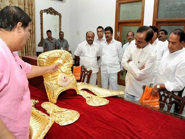 নবরাত্রিতে ৩ কোটি ৭০ লক্ষ টাকার সোনার মুকুট দান করবেন কেসিআর নবরাত্রিতে ৩ কোটি ৭০ লক্ষ টাকার সোনার মুকুট দান করবেন কেসিআর