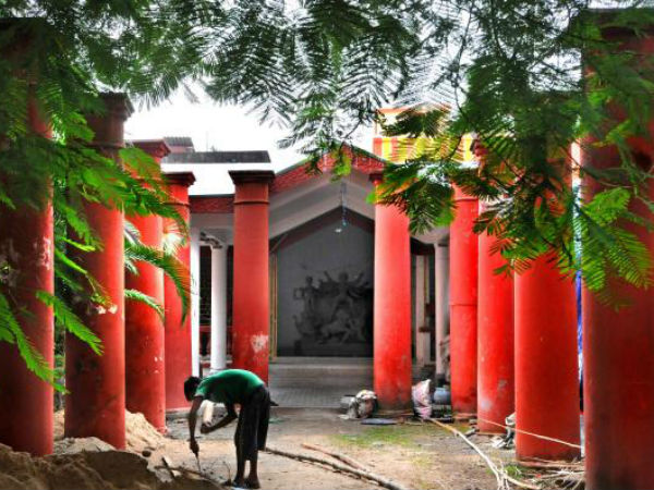 দুর্গার একদিকে রাম, অন্য দিকে শিব, সাবর্ণ রায়চৌধুরী বংশের আটটি পুজোর প্রতিমাতেই এক রীতি দুর্গার একদিকে রাম, অন্য দিকে শিব, সাবর্ণ রায়চৌধুরী বংশের আটটি পুজোর প্রতিমাতেই এক রীতি