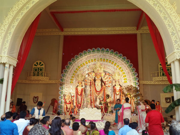শোভাবাজার রাজবাড়ির দুর্গাপুজো : কামানের তোপও নেই, ওড়ে না নীলকণ্ঠ পাখিও, তবু ভাটা পড়েনি সাবেকিয়ানা শোভাবাজার রাজবাড়ির দুর্গাপুজো : কামানের তোপও নেই, ওড়ে না নীলকণ্ঠ পাখিও, তবু ভাটা পড়েনি সাবেকিয়ানা