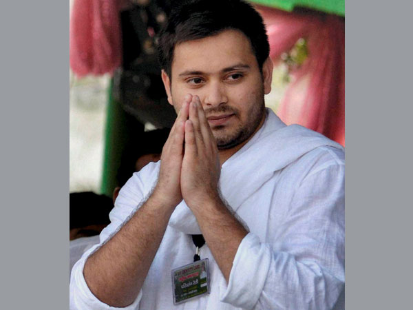 চোখ রাঙাচ্ছে তেজস্বীর জনপ্রিয়তা