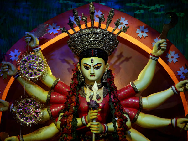 সকাল থেকেই বৃষ্টি দানবের দাপট, তবু অষ্টমীর জনস্রোতকে টেক্কা দেওয়ার অপেক্ষায় নবমীর তিলোত্তমা! সকাল থেকেই বৃষ্টি দানবের দাপট, তবু অষ্টমীর জনস্রোতকে টেক্কা দেওয়ার অপেক্ষায় নবমীর তিলোত্তমা!