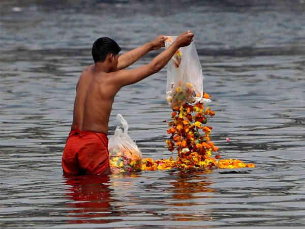 মাত্রাতিরিক্ত দূষণে প্রাণবায়ু হারিয়ে নিঃশেষ হওয়া পথে আদিগঙ্গা মাত্রাতিরিক্ত দূষণে প্রাণবায়ু হারিয়ে নিঃশেষ হওয়া পথে আদিগঙ্গা
