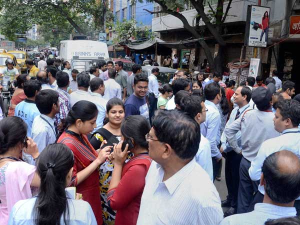 ছুটির দিনেও ব্যাঙ্ক খোলা, আজও অব্যাহত নোট-বিভ্রাট