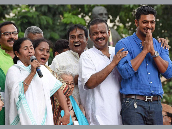 গ্রাম দত্তক নিয়েছেন সাংসদ, তবু ঘাটালে লাগেনি উন্নয়নের স্পর্শ গ্রাম দত্তক নিয়েছেন সাংসদ, তবু ঘাটালে লাগেনি উন্নয়নের স্পর্শ