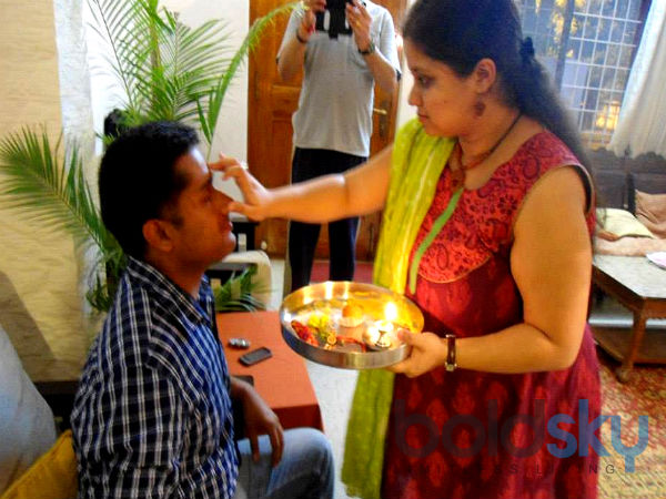 চুয়া ও চন্দনের ফোঁটায় আজ ভাইয়ের দীর্ঘায়ু কামনায় ব্রতী বোনেরা চুয়া ও চন্দনের ফোঁটায় আজ ভাইয়ের দীর্ঘায়ু কামনায় ব্রতী বোনেরা