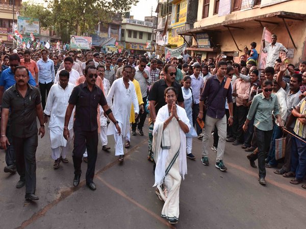সভা করে প্রধানমন্ত্রী মোদীকে আক্রমণ মমতার