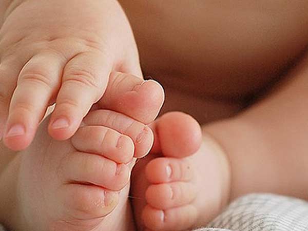 এক মহিলার কাছে চুরি করা দুই নবজাতক
