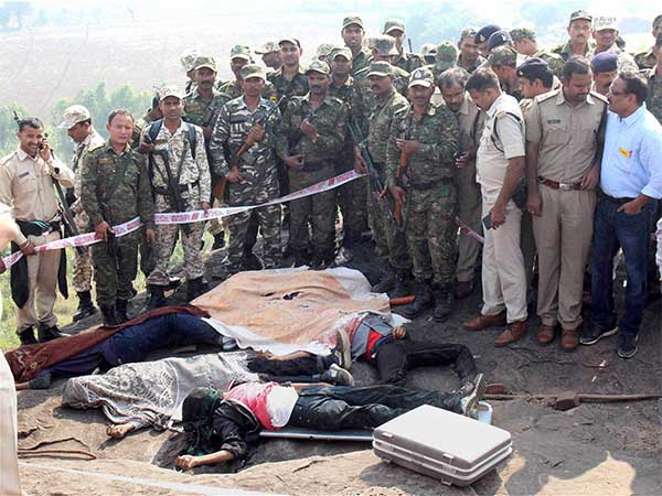 ভোপাল এনকাউন্টার ক্লিপ : 'ঘিরে ফেলে কাজ খতম কর' নির্দেশ পুলিশকে ভোপাল এনকাউন্টার ক্লিপ : 'ঘিরে ফেলে কাজ খতম কর' নির্দেশ পুলিশকে