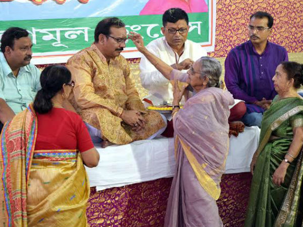 বৃদ্ধাবাসের আবাসিকদের হাতে ফোঁটা নিয়ে উৎসব পালন মন্ত্রী অরূপ বিশ্বাসের বৃদ্ধাবাসের আবাসিকদের হাতে ফোঁটা নিয়ে উৎসব পালন মন্ত্রী অরূপ বিশ্বাসের