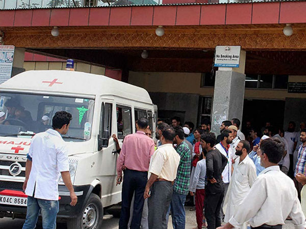 ‘জতুগৃহ’ রাজ্যের হাসপাতালগুলি! সুপার স্পেশালিটি হাসপাতালে আসতেও ভয় পাবেন রোগীরা! ‘জতুগৃহ’ রাজ্যের হাসপাতালগুলি! সুপার স্পেশালিটি হাসপাতালে আসতেও ভয় পাবেন রোগীরা!