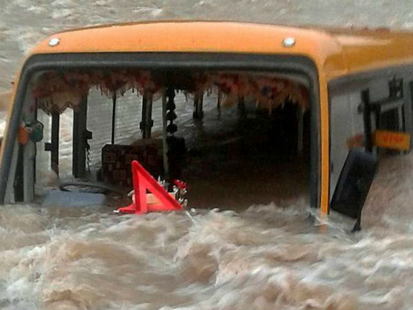 হিমাচল প্রদেশ: নিয়ন্ত্রণ হারিয়ে বিপাশা নদীতে বাস, মৃত ১৮, আহত ২৬ হিমাচল প্রদেশ: নিয়ন্ত্রণ হারিয়ে বিপাশা নদীতে বাস, মৃত ১৮, আহত ২৬