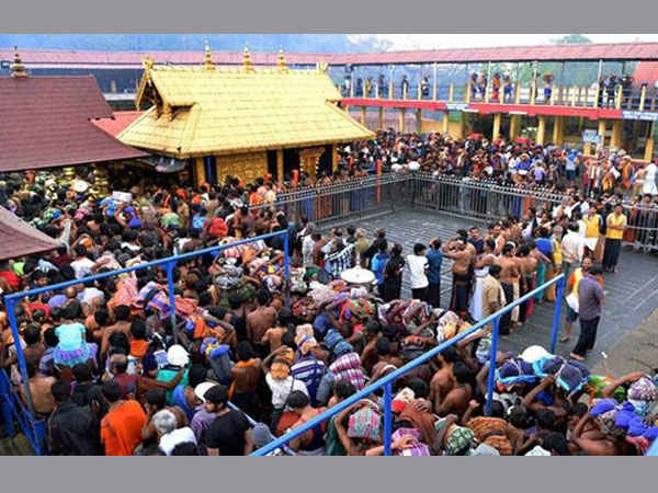 কেরলের সবরিমালা মন্দিরে পদপিষ্ট হয়ে আহত ৩৫ কেরলের সবরিমালা মন্দিরে পদপিষ্ট হয়ে আহত ৩৫