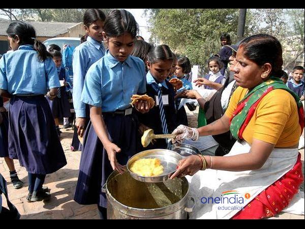 মিড ডে মিলের ফুটন্ত সাম্বারে পড়ে মৃত্যু ৬ বছরের বালকের মিড ডে মিলের ফুটন্ত সাম্বারে পড়ে মৃত্যু ৬ বছরের বালকের