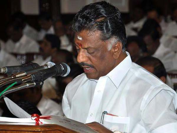 তামিলনাড়ুর নয়া মুখ্যমন্ত্রী পন্নিরসেলবম, রাজভবনে মধ্যরাতে নিলেন শপথ তামিলনাড়ুর নয়া মুখ্যমন্ত্রী পন্নিরসেলবম, রাজভবনে মধ্যরাতে নিলেন শপথ