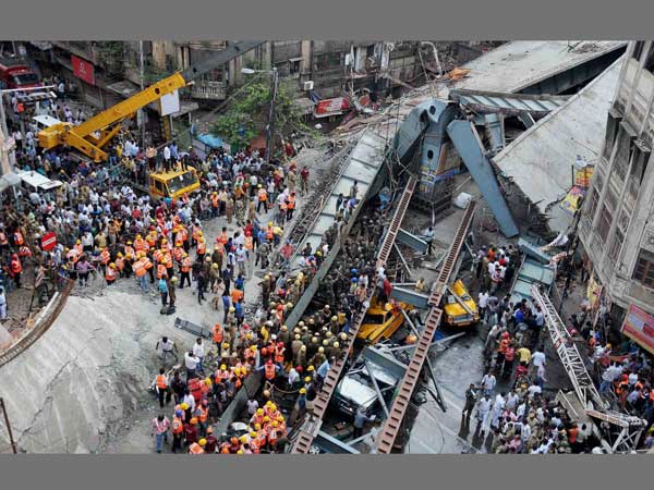 হুড়মুড়িয়ে ভেঙে পড়ল আস্ত একটা উড়ালপুল