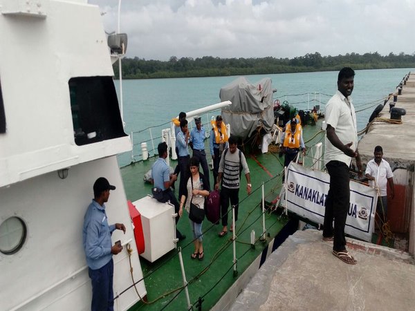 জাহাজ ও হেলিকপ্টার করে আন্দামান থেকে ২৩৭৬ জন পর্যটককে উদ্ধার জাহাজ ও হেলিকপ্টার করে আন্দামান থেকে ২৩৭৬ জন পর্যটককে উদ্ধার