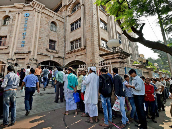 #Demonetisation : টানা তিনদিন ছুটি ব্যাঙ্কে, মানুষের ভোগান্তি বাড়ার সম্ভাবনা #Demonetisation : টানা তিনদিন ছুটি ব্যাঙ্কে, মানুষের ভোগান্তি বাড়ার সম্ভাবনা