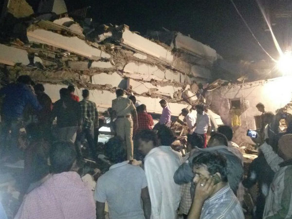 হায়দ্রাবাদে ভেঙে পড়ল ৬ তলা বাড়ি, ১০ জনের মৃত্যুর আশঙ্কা হায়দ্রাবাদে ভেঙে পড়ল ৬ তলা বাড়ি, ১০ জনের মৃত্যুর আশঙ্কা