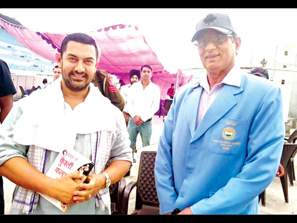 আইনি 'দঙ্গল'-এ আমির খান? মহাবীর ফোগটের বায়োপিক দেখে রেগে লাল গীতার আসল কোচ আইনি 'দঙ্গল'-এ আমির খান? মহাবীর ফোগটের বায়োপিক দেখে রেগে লাল গীতার আসল কোচ