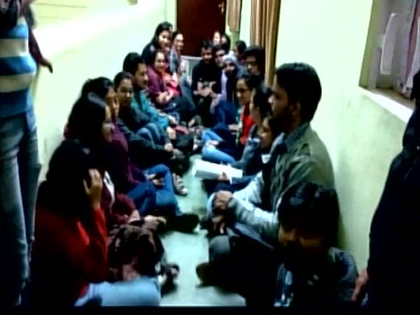 আলোচনা ভেস্তে গেল, খড়গপুর আইআইটি-র গবেষক-পড়ুয়ারা এবার অনশন আন্দোলনে আলোচনা ভেস্তে গেল, খড়গপুর আইআইটি-র গবেষক-পড়ুয়ারা এবার অনশন আন্দোলনে