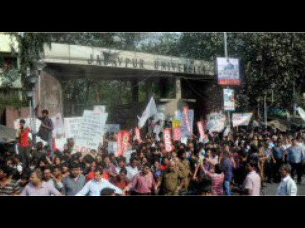 স্থায়ীকরণ ও ন্যূনতম বেতনের দাবি, আমরণ অনশনে যাদবপুর বিশ্ববিদ্যালয়ের ১৪ গবেষণা কর্মী স্থায়ীকরণ ও ন্যূনতম বেতনের দাবি, আমরণ অনশনে যাদবপুর বিশ্ববিদ্যালয়ের ১৪ গবেষণা কর্মী
