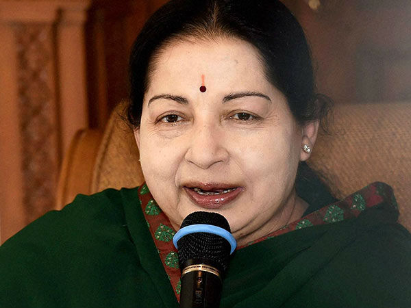 চেন্নাইয়ের প্রয়াত জয়ললিতা,হাসপাতালের সামনে কান্নার রোল সমর্থকদের চেন্নাইয়ের প্রয়াত জয়ললিতা,হাসপাতালের সামনে কান্নার রোল সমর্থকদের