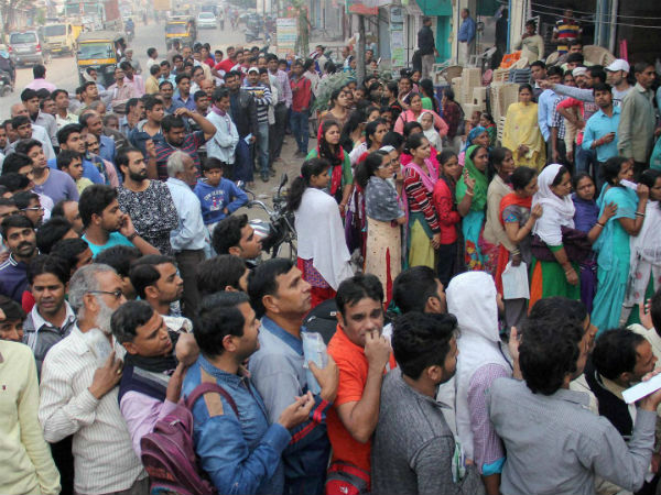 গেটে দু’হাজার টাকার নোটিশে ‘বন্দি’ ম্যানেজার-কর্মীরা, বিক্ষোভে উলুবেড়িয়ার ব্যাঙ্কে তালা গ্রাহকদের গেটে দু’হাজার টাকার নোটিশে ‘বন্দি’ ম্যানেজার-কর্মীরা, বিক্ষোভে উলুবেড়িয়ার ব্যাঙ্কে তালা গ্রাহকদের