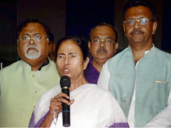 রোজভালিকাণ্ডে এবার ইমেল-ফ্যাক্স করে সুদীপ বন্দ্যোপাধ্যায়কে তলব সিবিআইয়ের, ক্ষুব্ধ মমতা রোজভালিকাণ্ডে এবার ইমেল-ফ্যাক্স করে সুদীপ বন্দ্যোপাধ্যায়কে তলব সিবিআইয়ের, ক্ষুব্ধ মমতা