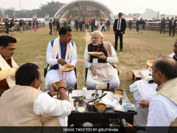 বারাণসীর বিজেপি বুথে নিজের খাবার টিফিন বক্সে এনেছিলেন প্রধানমন্ত্রী নরেন্দ্র মোদী বারাণসীর বিজেপি বুথে নিজের খাবার টিফিন বক্সে এনেছিলেন প্রধানমন্ত্রী নরেন্দ্র মোদী