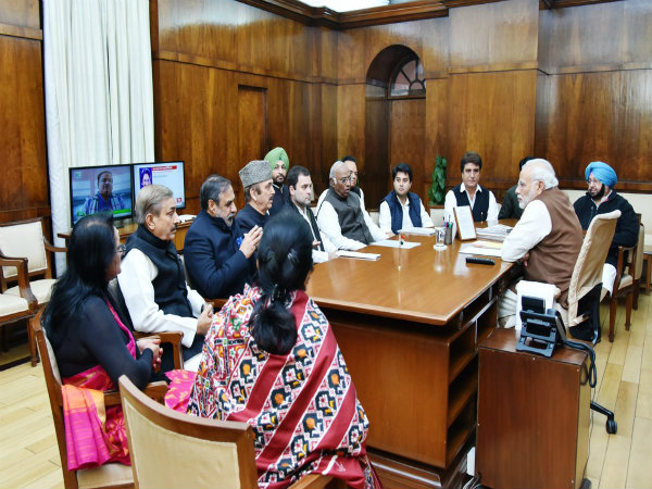 মোদী সকাশে রাহুল, নোট বাতিল ইস্যুতে বিরোধী ঐক্যে ফাটল ধরল? মোদী সকাশে রাহুল, নোট বাতিল ইস্যুতে বিরোধী ঐক্যে ফাটল ধরল?