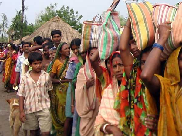 শীতের রাতে শিশির মাথায় রেল লাইনেই আশ্রয়, ঠাঁই দিতে উদ্যোগ কাউন্সিলরের শীতের রাতে শিশির মাথায় রেল লাইনেই আশ্রয়, ঠাঁই দিতে উদ্যোগ কাউন্সিলরের