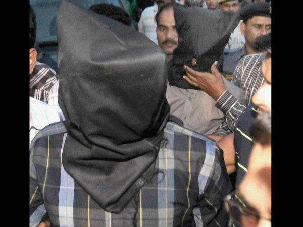 নববর্ষের জঙ্গি হানার পরিকল্পনা ভেস্তে দিয়ে ৫ জনকে গ্রেফতার বাংলাদেশ পুলিশের! নববর্ষের জঙ্গি হানার পরিকল্পনা ভেস্তে দিয়ে ৫ জনকে গ্রেফতার বাংলাদেশ পুলিশের!