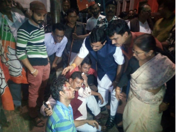 বিজেপি রাজ্য পার্টি অফিসের সামনে তৃণমূল কংগ্রেস সমর্থকদের বিক্ষোভ