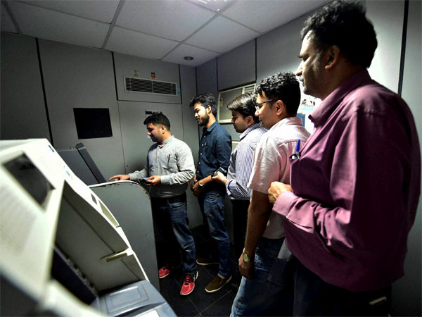 ২০২০-র মধ্যে ATM-এ কার্ড লেনদেন বন্ধ! বদলে কী আসবে জানেন কি? ২০২০-র মধ্যে ATM-এ কার্ড লেনদেন বন্ধ! বদলে কী আসবে জানেন কি?