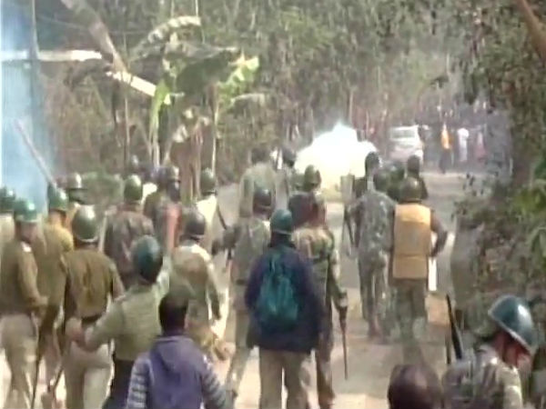 কে চালাল গুলি? উর্দিই বা কার? ভাঙড়বাসীর ধন্দ কাটছে, শুরু রাজনৈতিক তরজা কে চালাল গুলি? উর্দিই বা কার? ভাঙড়বাসীর ধন্দ কাটছে, শুরু রাজনৈতিক তরজা