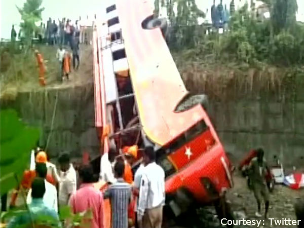 বীরভূমে নয়নজুলিতে উল্টে গেল ট্যুরিস্ট বাস, মৃত ৫ বীরভূমে নয়নজুলিতে উল্টে গেল ট্যুরিস্ট বাস, মৃত ৫