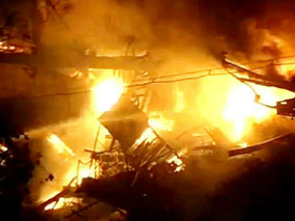 গঙ্গানগরে রাসায়নিক গুদাম বিধ্বংসী আগুন, বিস্ফোরণে আতঙ্ক, জখম ৪ দমকলকর্মী গঙ্গানগরে রাসায়নিক গুদাম বিধ্বংসী আগুন, বিস্ফোরণে আতঙ্ক, জখম ৪ দমকলকর্মী