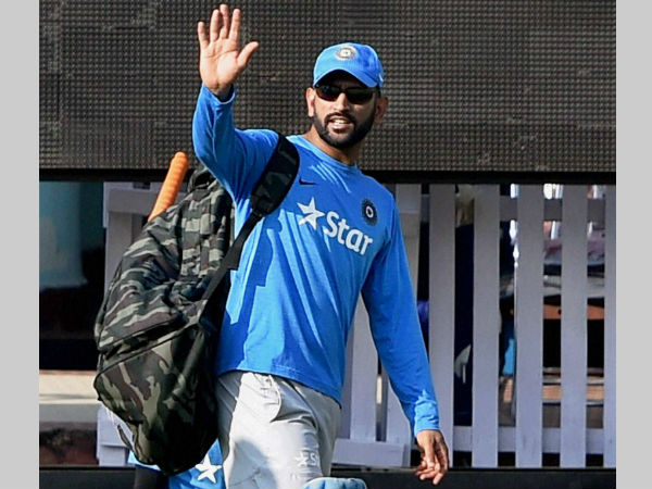 ভক্তদের শেষ মেসেজ 'অধিনায়ক' ধোনির ভক্তদের শেষ মেসেজ 'অধিনায়ক' ধোনির