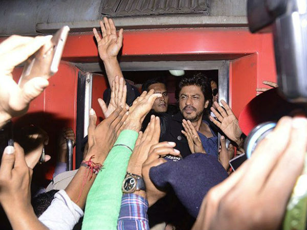 ভদোদরায় 'রইস'-এর প্রচারে ভিড়ে মৃত ১,দুঃখপ্রকাশ শাহরুখের ভদোদরায় 'রইস'-এর প্রচারে ভিড়ে মৃত ১,দুঃখপ্রকাশ শাহরুখের