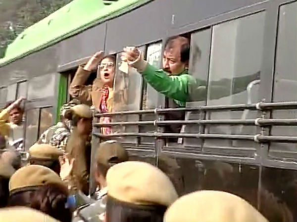 'মোদী হঠাও' স্লোগান তুলে PMO-এ তৃণমূলের বিক্ষোভ অভিযান, আটক সাংসদদেরা 'মোদী হঠাও' স্লোগান তুলে PMO-এ তৃণমূলের বিক্ষোভ অভিযান, আটক সাংসদদেরা