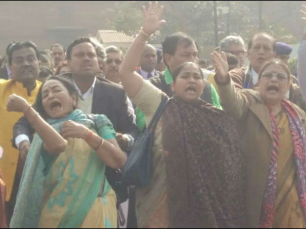 'মোদী হঠাও' স্লোগান তুলে PMO-এ তৃণমূলের বিক্ষোভ অভিযান, আটক সাংসদদেরা 'মোদী হঠাও' স্লোগান তুলে PMO-এ তৃণমূলের বিক্ষোভ অভিযান, আটক সাংসদদেরা