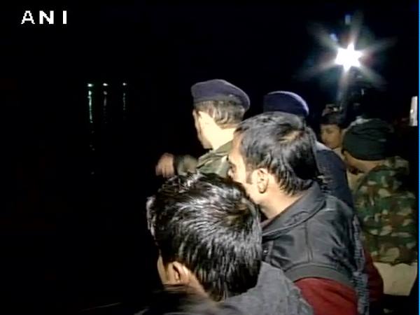 ৪০ যাত্রী নিয়ে গঙ্গার বুকে নৌকাডুবি, মৃত ২১, নিখোঁজ বহু ৪০ যাত্রী নিয়ে গঙ্গার বুকে নৌকাডুবি, মৃত ২১, নিখোঁজ বহু