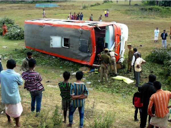 আমডাঙ্গায় দুর্ঘটনাগ্রস্ত বাস: আহত ৩০, পুলিশকে লক্ষ্য করে ইটবৃষ্টি আমডাঙ্গায় দুর্ঘটনাগ্রস্ত বাস: আহত ৩০, পুলিশকে লক্ষ্য করে ইটবৃষ্টি
