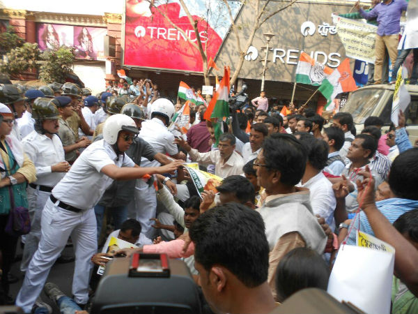 কংগ্রেসের বিধানসভা অভিযানে মিছিল আটকালো পুলিশ, ধুন্ধুমারকাণ্ডে অবরুদ্ধ কলকাতা কংগ্রেসের বিধানসভা অভিযানে মিছিল আটকালো পুলিশ, ধুন্ধুমারকাণ্ডে অবরুদ্ধ কলকাতা