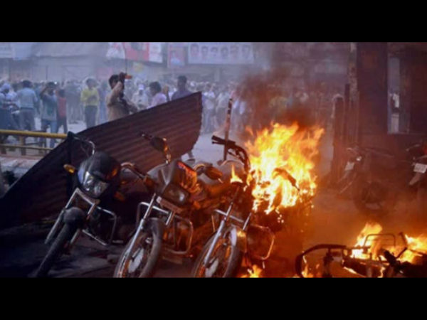 এলাকার মাটির রাস্তার দখল নিয়ে তৃণমূলের গোষ্ঠীকোন্দল তুঙ্গে, লুঠপাট, অগ্নিসংযোগ এলাকার মাটির রাস্তার দখল নিয়ে তৃণমূলের গোষ্ঠীকোন্দল তুঙ্গে, লুঠপাট, অগ্নিসংযোগ