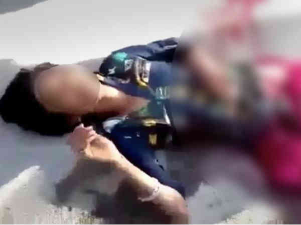 দুর্ঘটনায় রক্তাক্ত কিশোর, সাহায্যে এগিয়ে না এসে ভিডিও তুলল পথচারীরা দুর্ঘটনায় রক্তাক্ত কিশোর, সাহায্যে এগিয়ে না এসে ভিডিও তুলল পথচারীরা