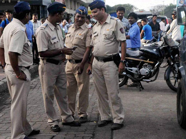 বাগুইআটির স্কুল গুঁড়িয়ে দেওয়ার ঘটনায় প্রোমোটারের সঙ্গে যোগসাজোশে সাসপেন্ড এসআই বাগুইআটির স্কুল গুঁড়িয়ে দেওয়ার ঘটনায় প্রোমোটারের সঙ্গে যোগসাজোশে সাসপেন্ড এসআই