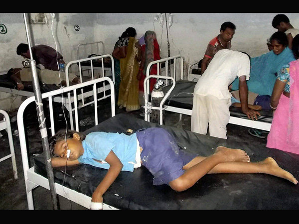 বিষফল খেয়ে আশঙ্কাজনক ১৬ বালক-বালিকা হাসপাতালে বিষফল খেয়ে আশঙ্কাজনক ১৬ বালক-বালিকা হাসপাতালে