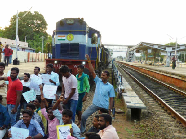 স্টাফ স্পেশাল ট্রেনে ওঠা নিয়ে তুমুল অশান্তি বৈদ্যবাটীতে স্টাফ স্পেশাল ট্রেনে ওঠা নিয়ে তুমুল অশান্তি বৈদ্যবাটীতে